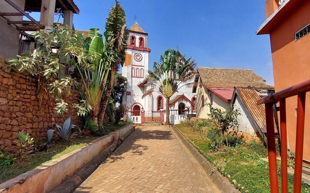 Madagascar, Madagascar del sud, viaggi, tour operator, agenzia di viaggi, viaggi in madagascar, travel expert, tour operator in italia, FIANARANTSOA, FORESTA DI ANJA & IL PARCO ISALO, Parco Nazionale di Ranomafana, Antananarivo, Toliary, Ifaty, Antsirabe, lemure, barriera corallina, africa, viaggi di gruppo, viaggi organizzati